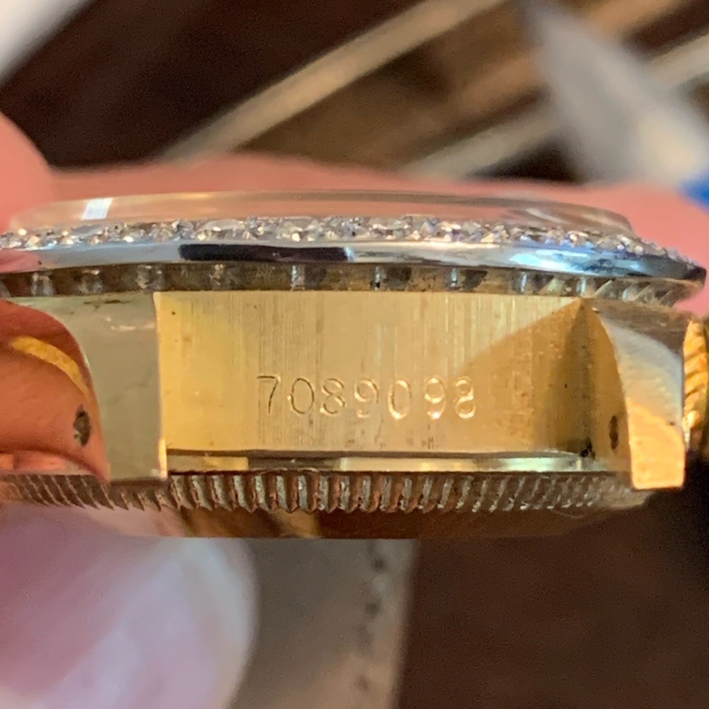 1981 Vintage 26mm Rolex 18k Gold Diamond bezel - Picture 2 of 5